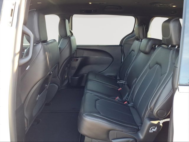 New 2026 Chrysler Pacifica Select image 10