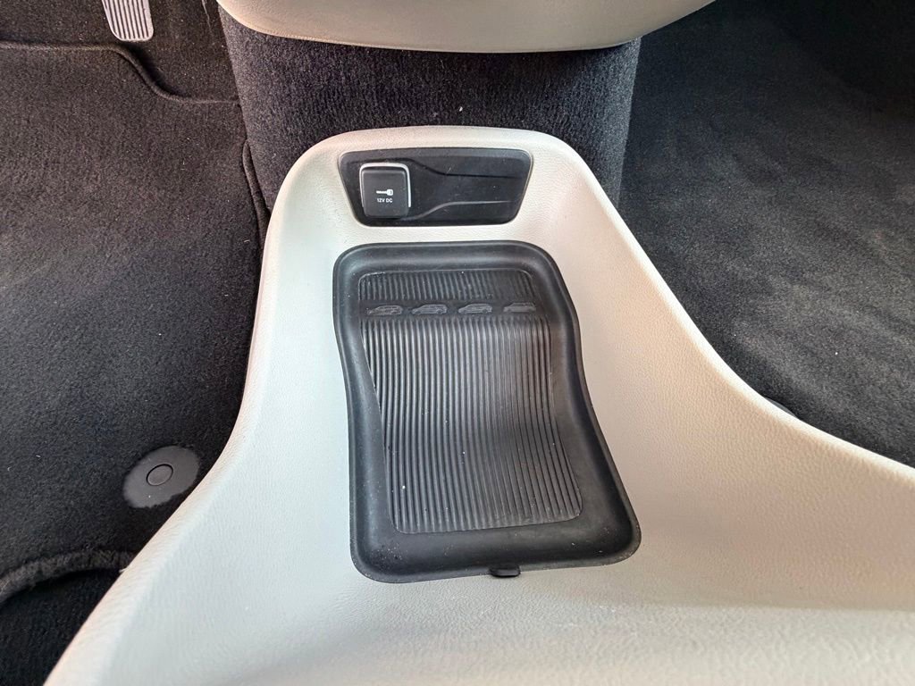 Used 2022 Chrysler Voyager LX image 30