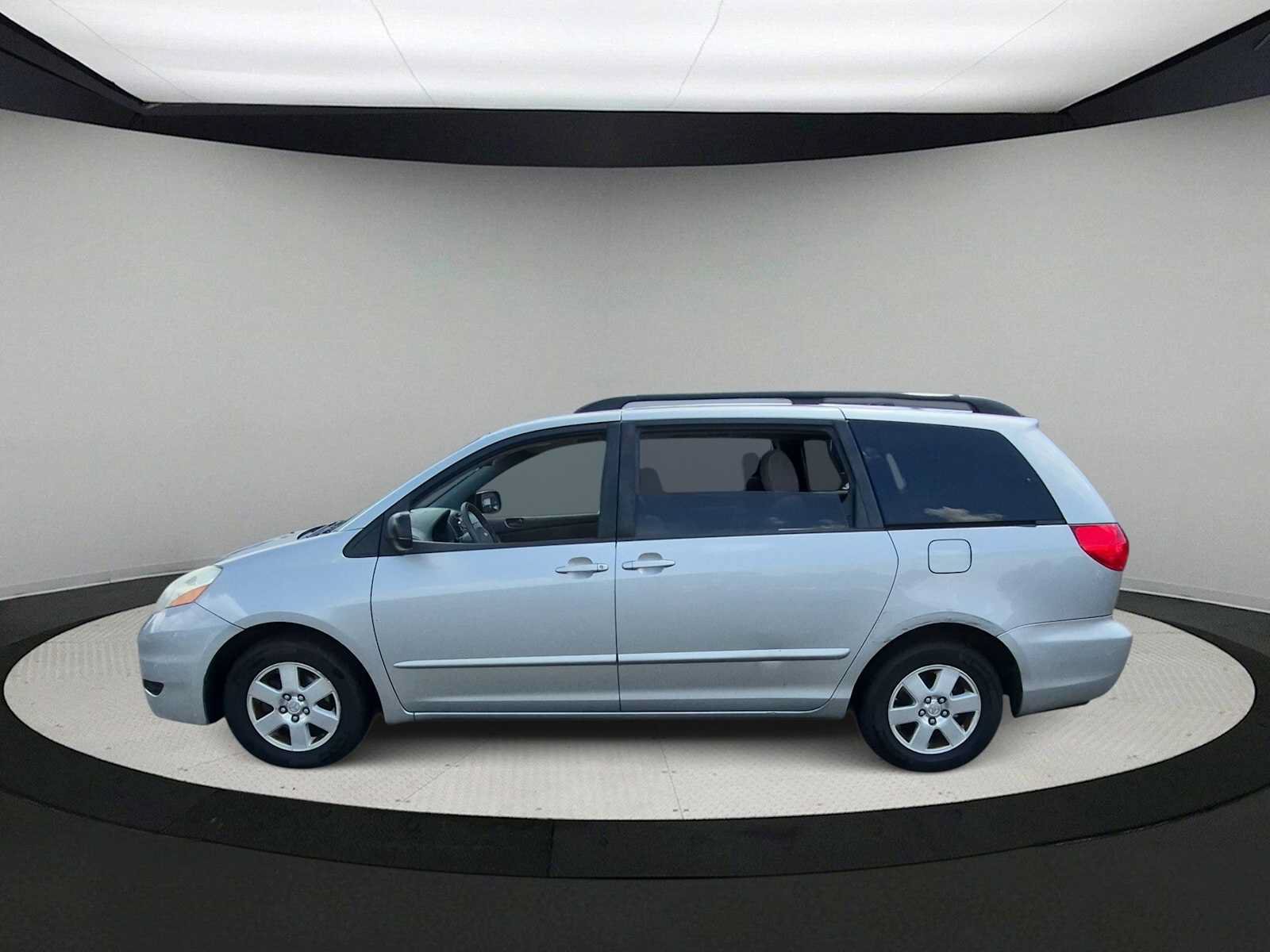 Used 2010 Toyota Sienna LE FWD image 5