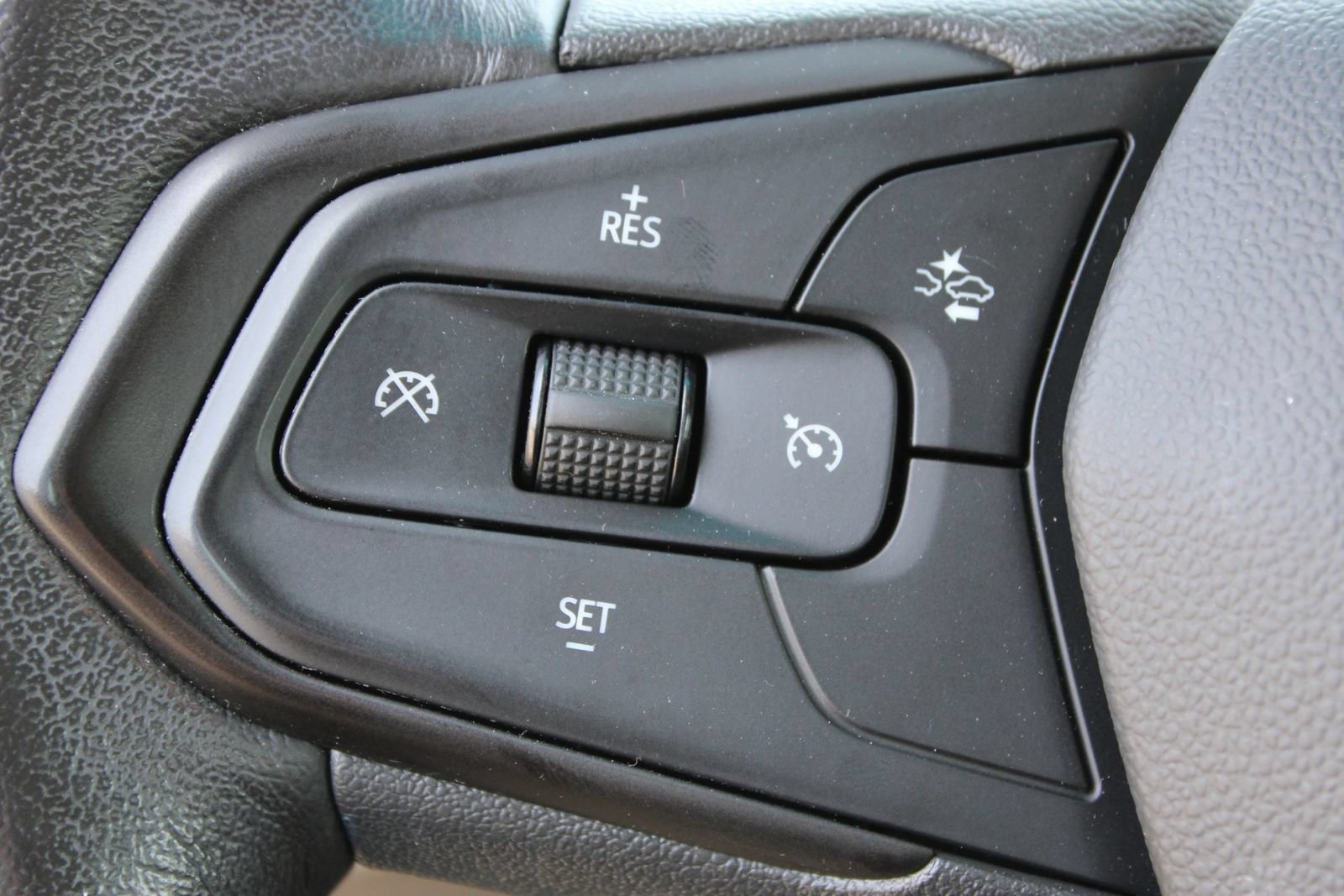 Used 2022 Chevrolet Bolt LT w/ Infotainment Package FWD image 33