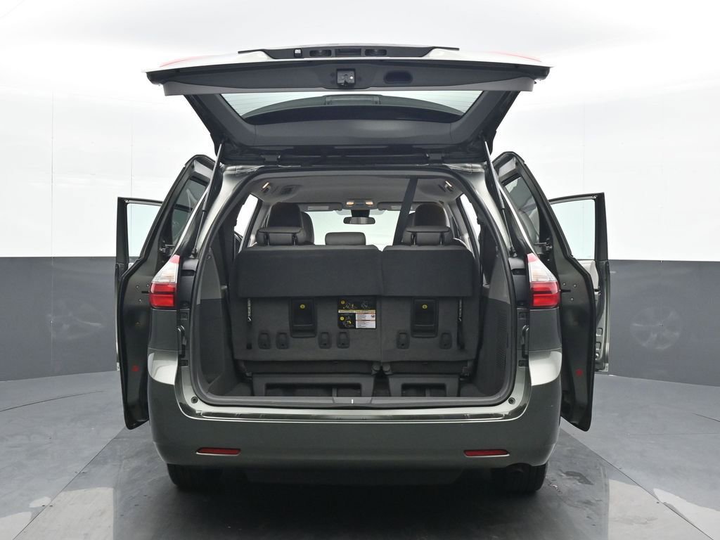 Used 2020 Toyota Sienna L image 25
