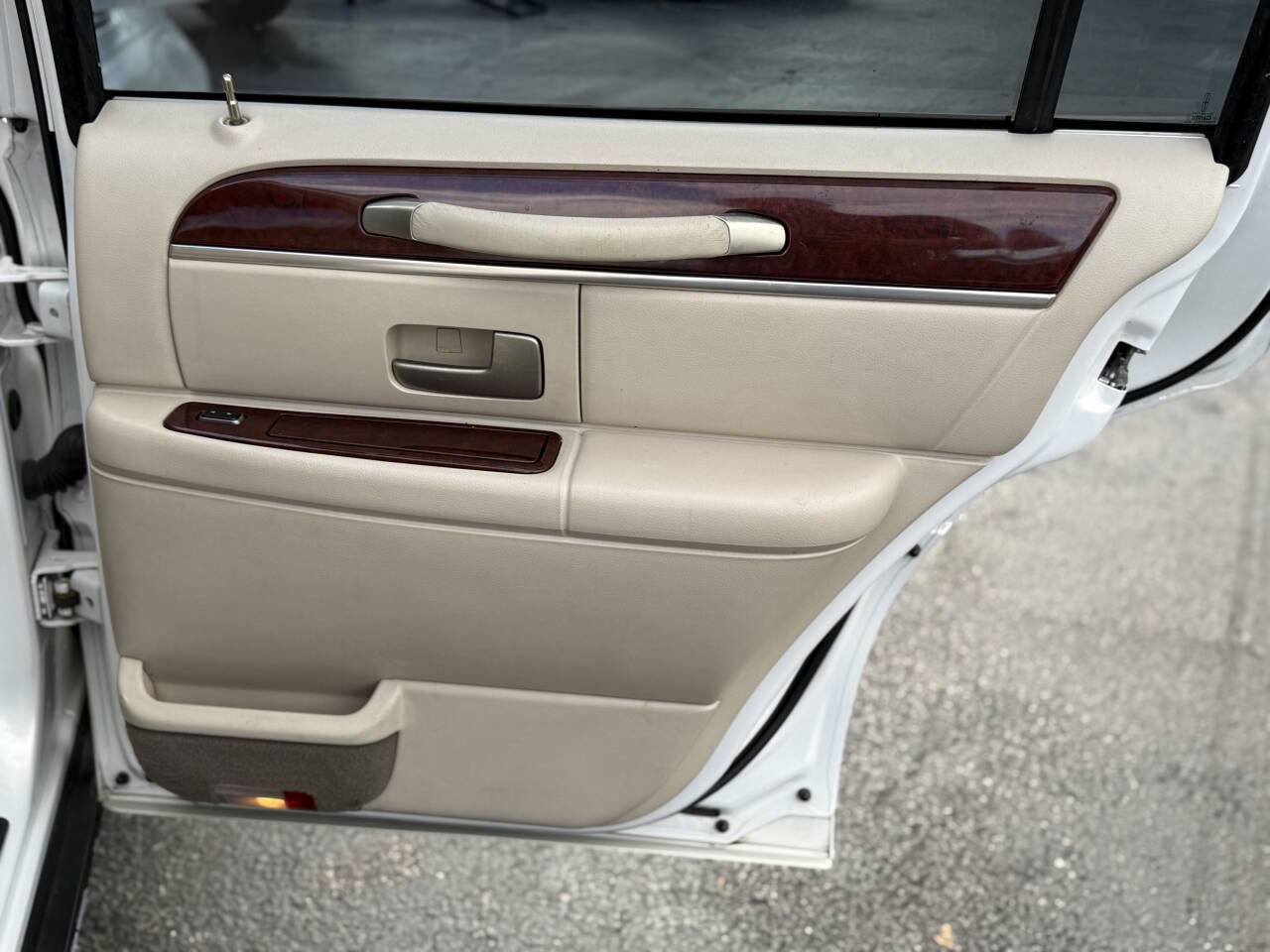 Used 2003 Lincoln Town Car Signature image 21