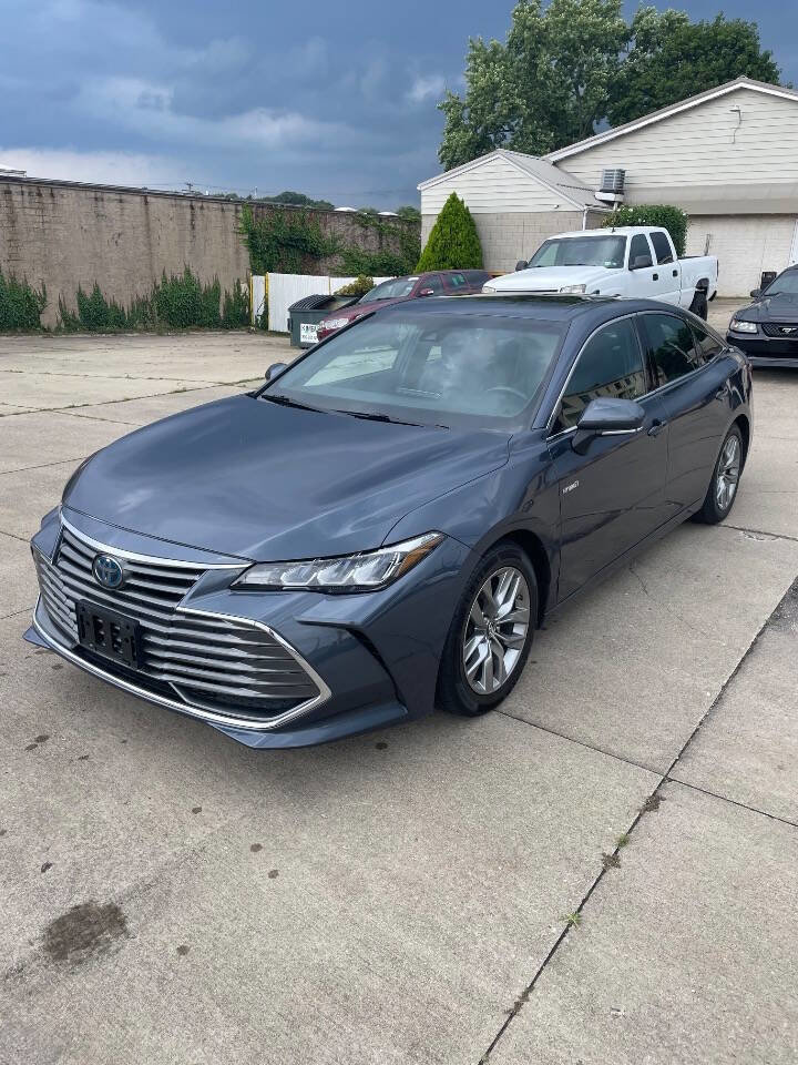 Used 2019 Toyota Avalon XLE image 2