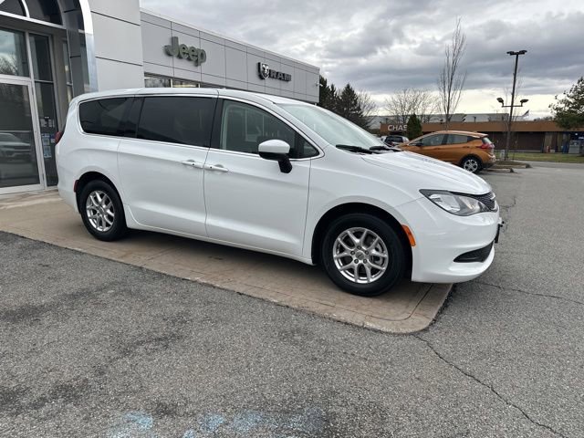 Certified 2023 Chrysler Voyager LX image 9