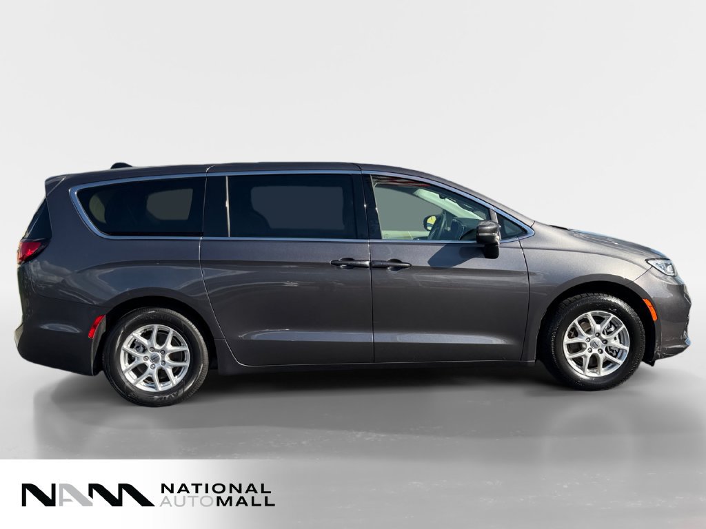 Used 2023 Chrysler Pacifica Touring-L FWD image 6