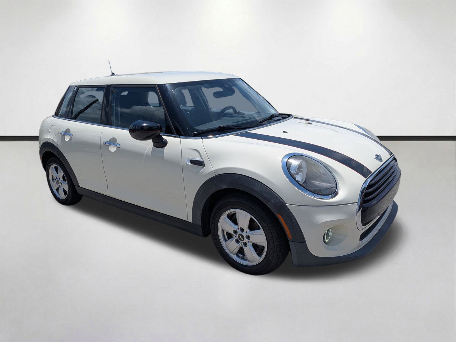 Used 2021 MINI Cooper 4-Door Hardtop w/ Storage Package FWD image 1