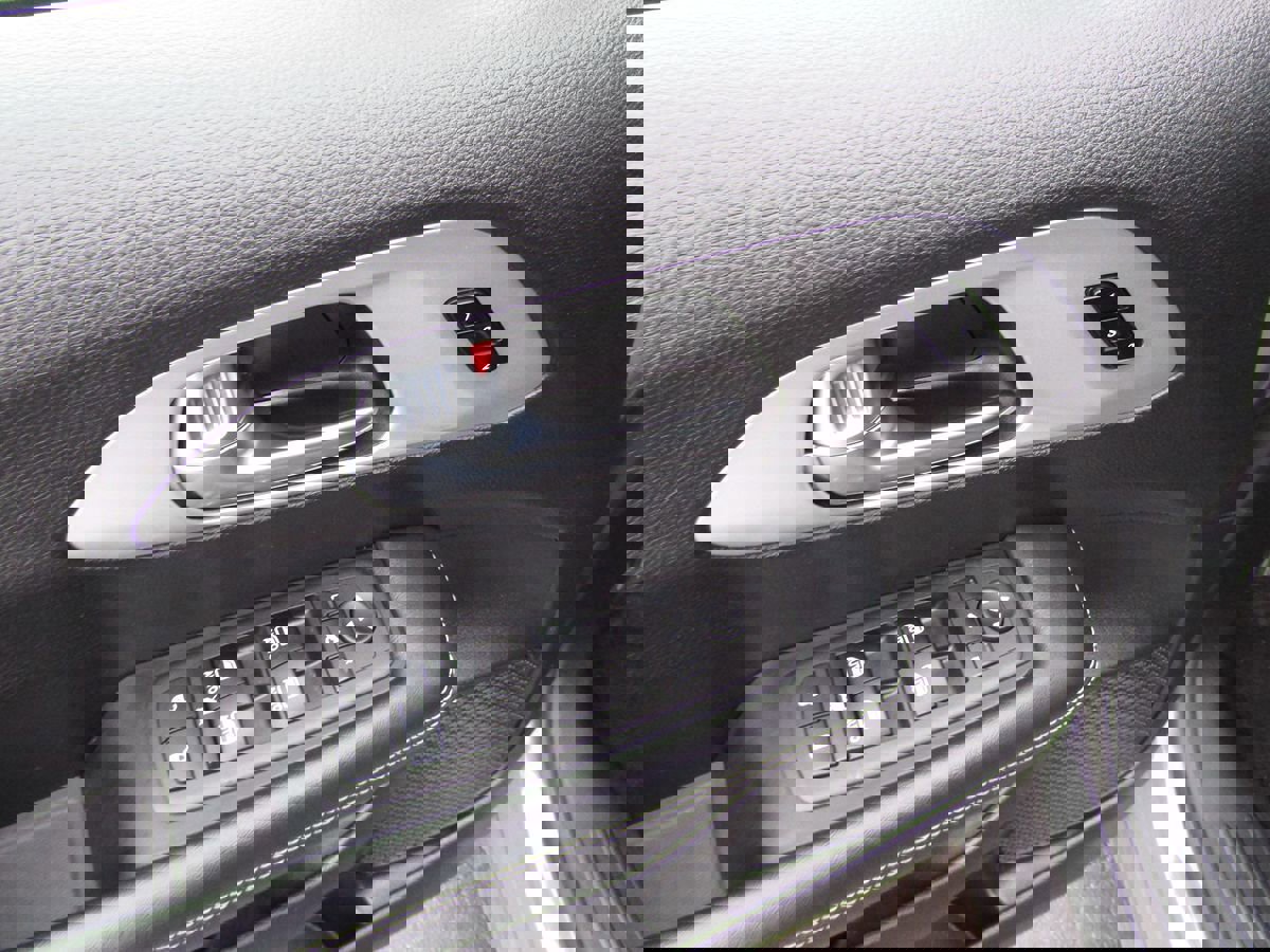 Used 2025 Chrysler Pacifica Limited image 25