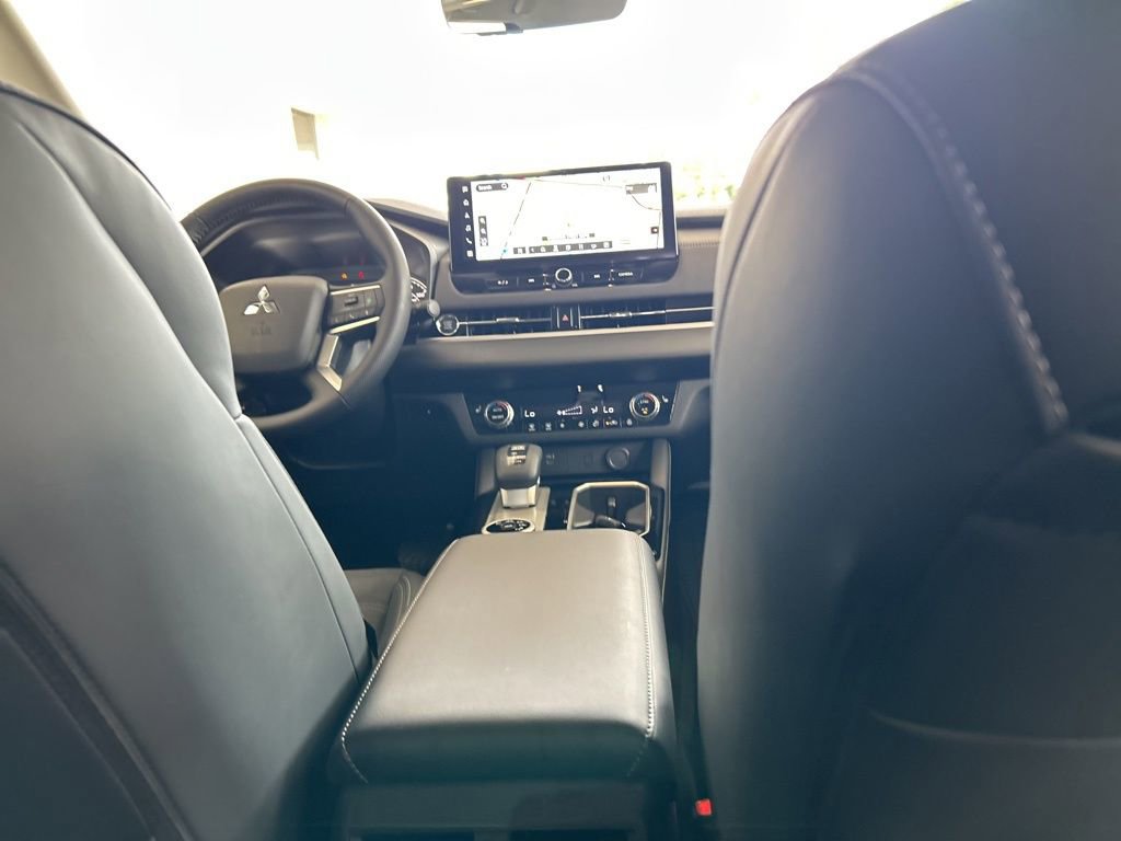 Used 2026 Mitsubishi Outlander SE FWD image 28