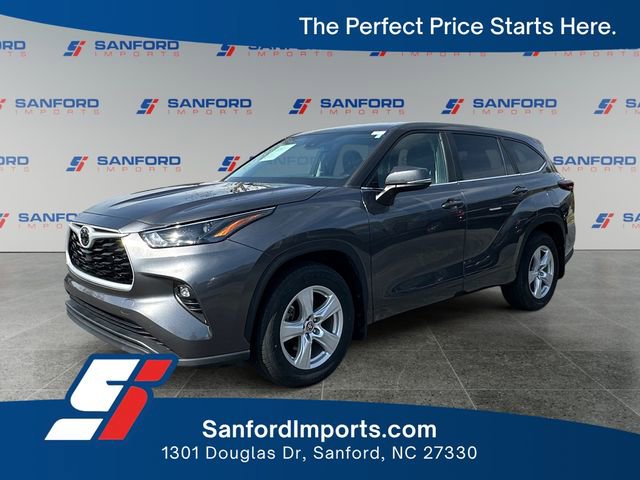 Used 2024 Toyota Highlander LE FWD image 1
