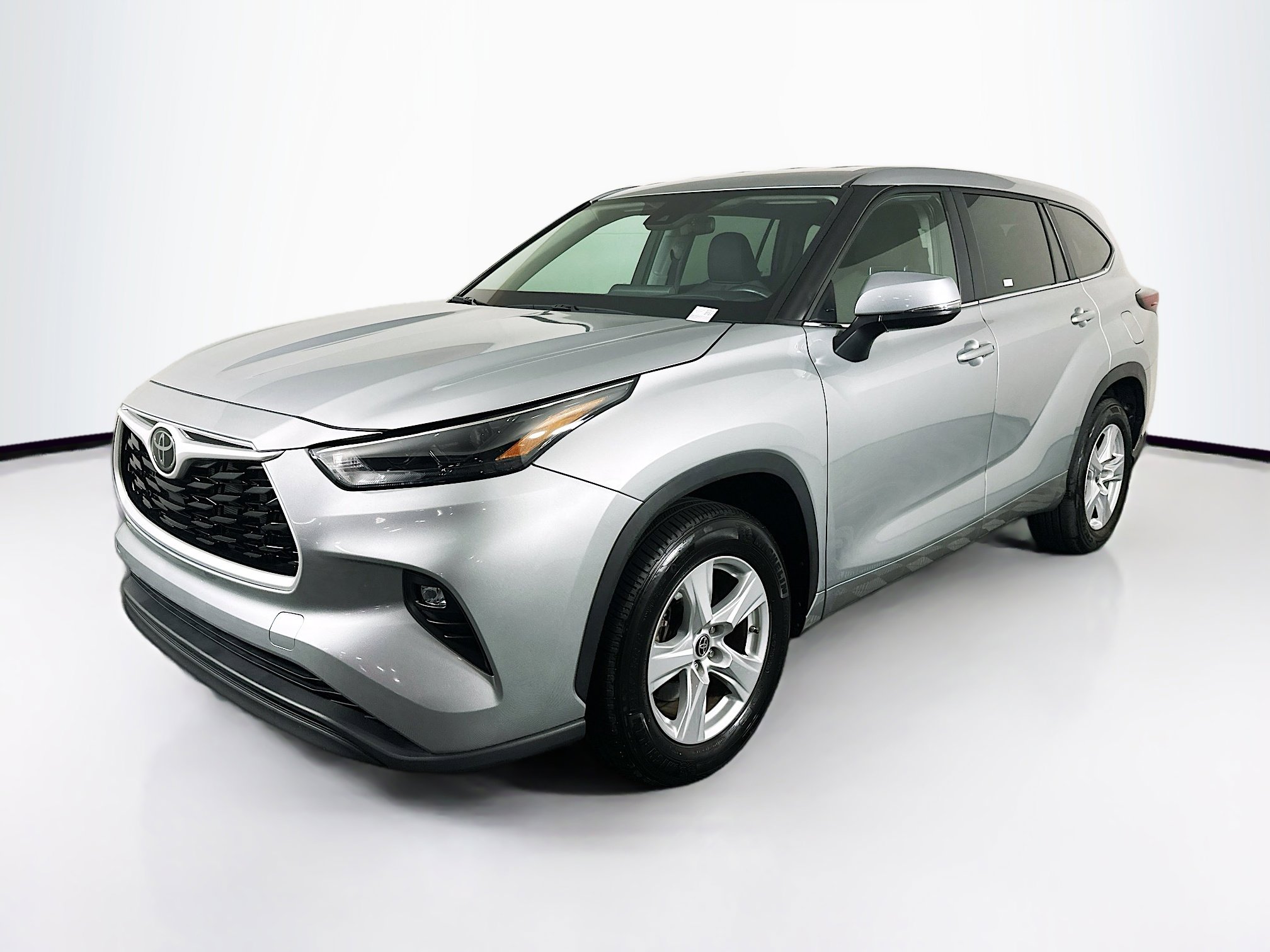 Used 2024 Toyota Highlander LE image 3