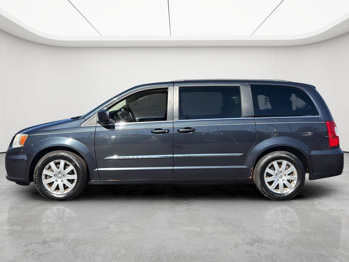 Used 2013 Chrysler Town & Country Touring FWD image 29