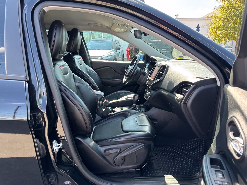Used 2019 Jeep Cherokee Trailhawk AWD/4WD image 15