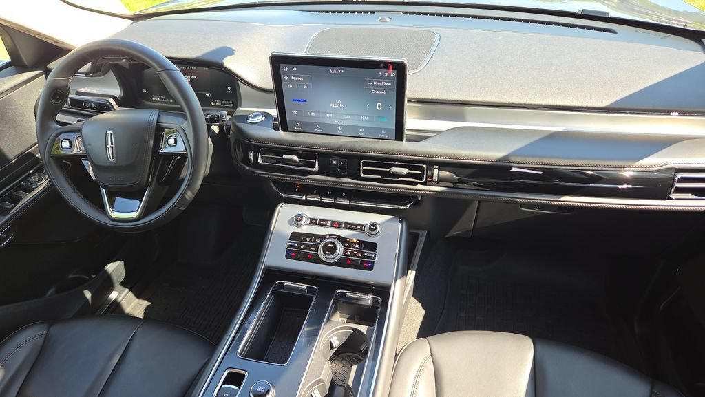 Used 2023 Lincoln Aviator AWD w/ Premium Package image 16
