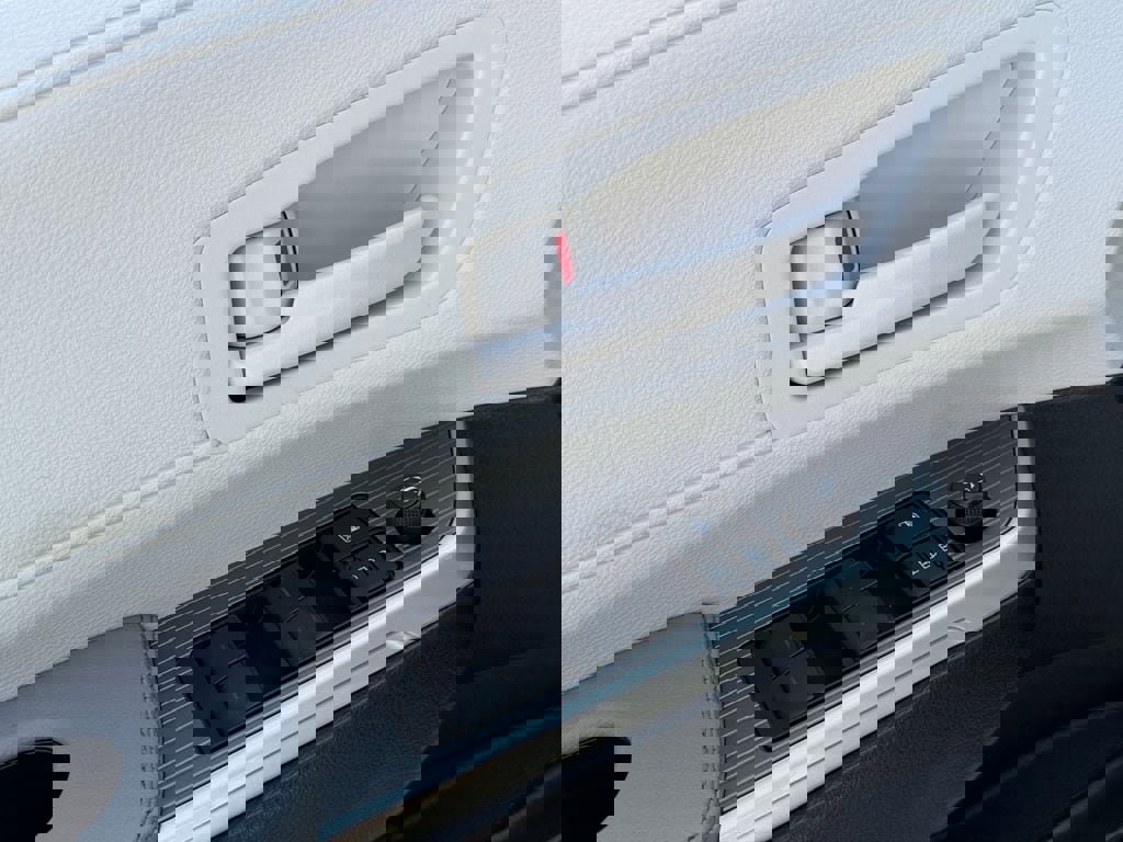 Used 2025 Toyota Sienna LE w/ LE Plus Package image 11