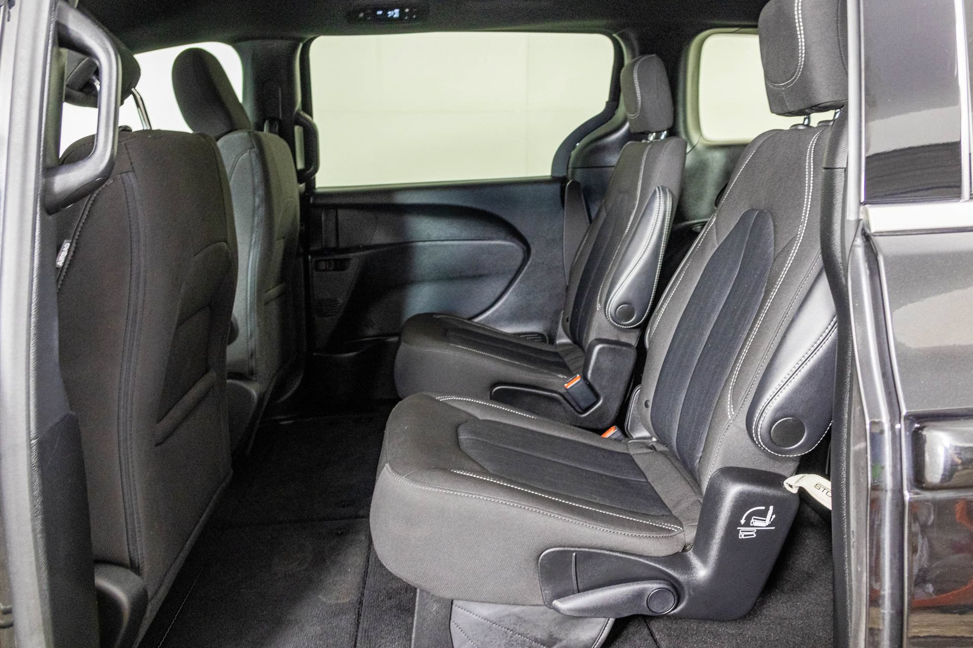 Used 2023 Chrysler Pacifica Touring FWD image 38