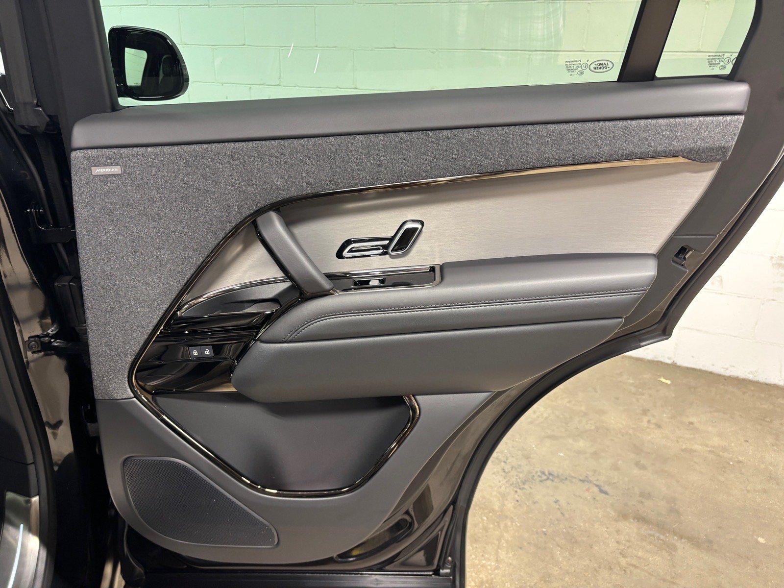 Used 2025 Land Rover Range Rover Sport SE AWD/4WD image 40