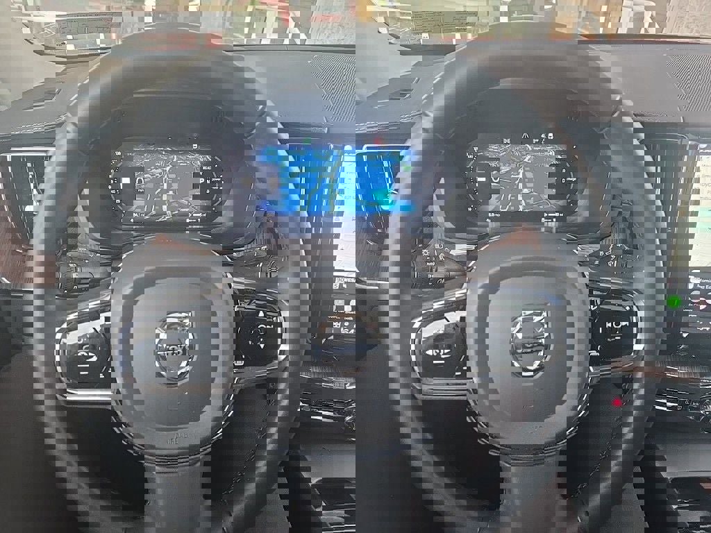 Used 2023 Volvo XC60 T8 Ultimate AWD/4WD image 3