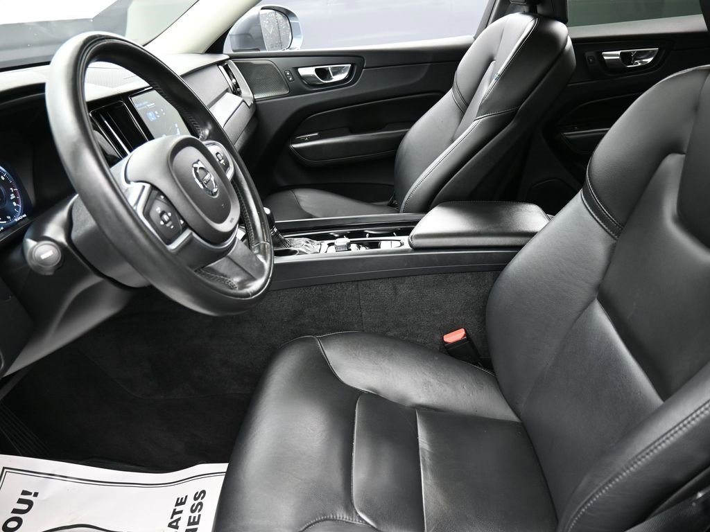 Used 2019 Volvo XC60 T6 Momentum w/ Multimedia Package image 12