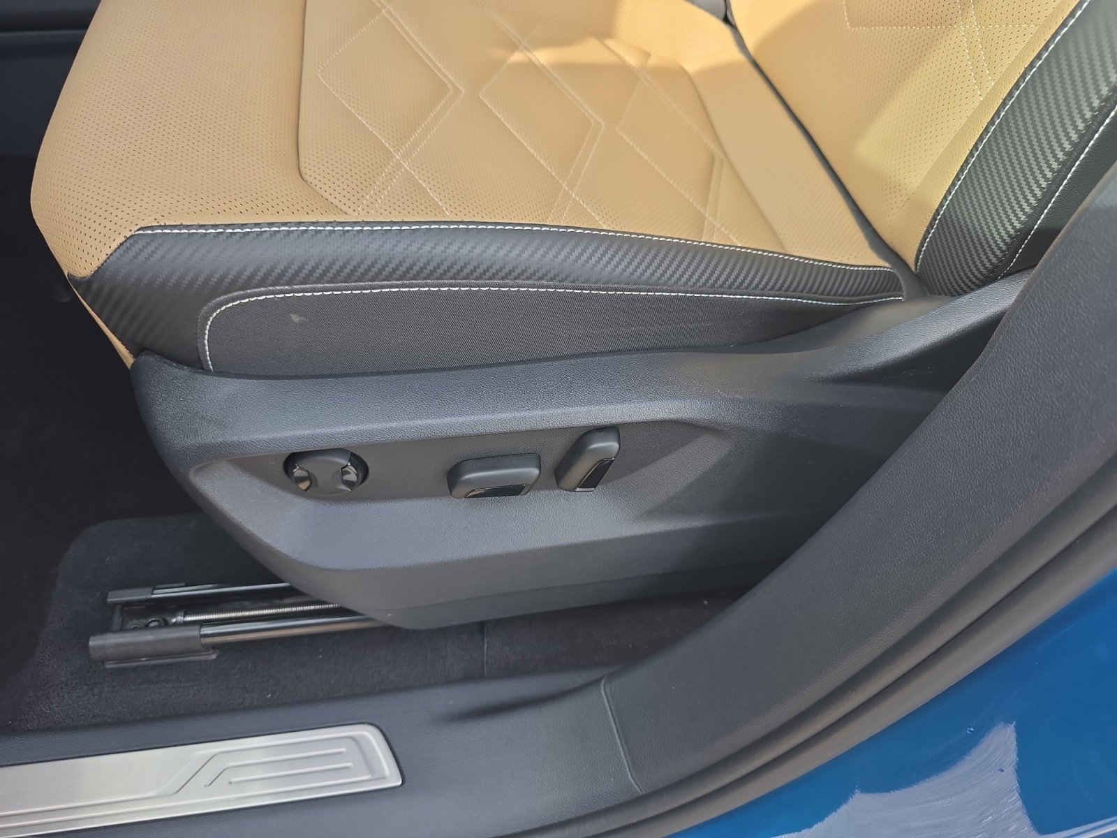 Certified 2024 Volkswagen Atlas Cross Sport SE image 14