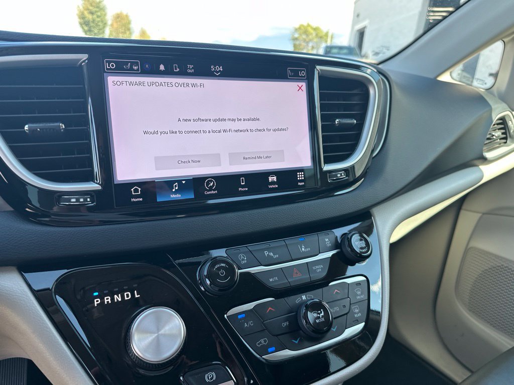 Certified 2024 Chrysler Pacifica Touring-L FWD image 18