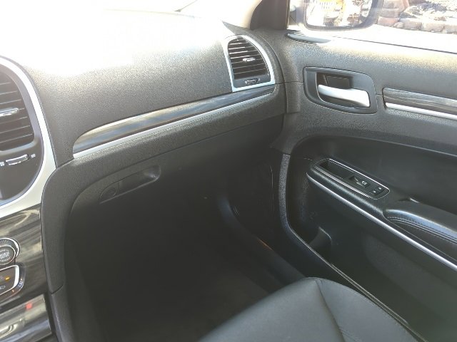 Used 2018 Chrysler 300 Touring w/ Chrome Appearance Package image 8