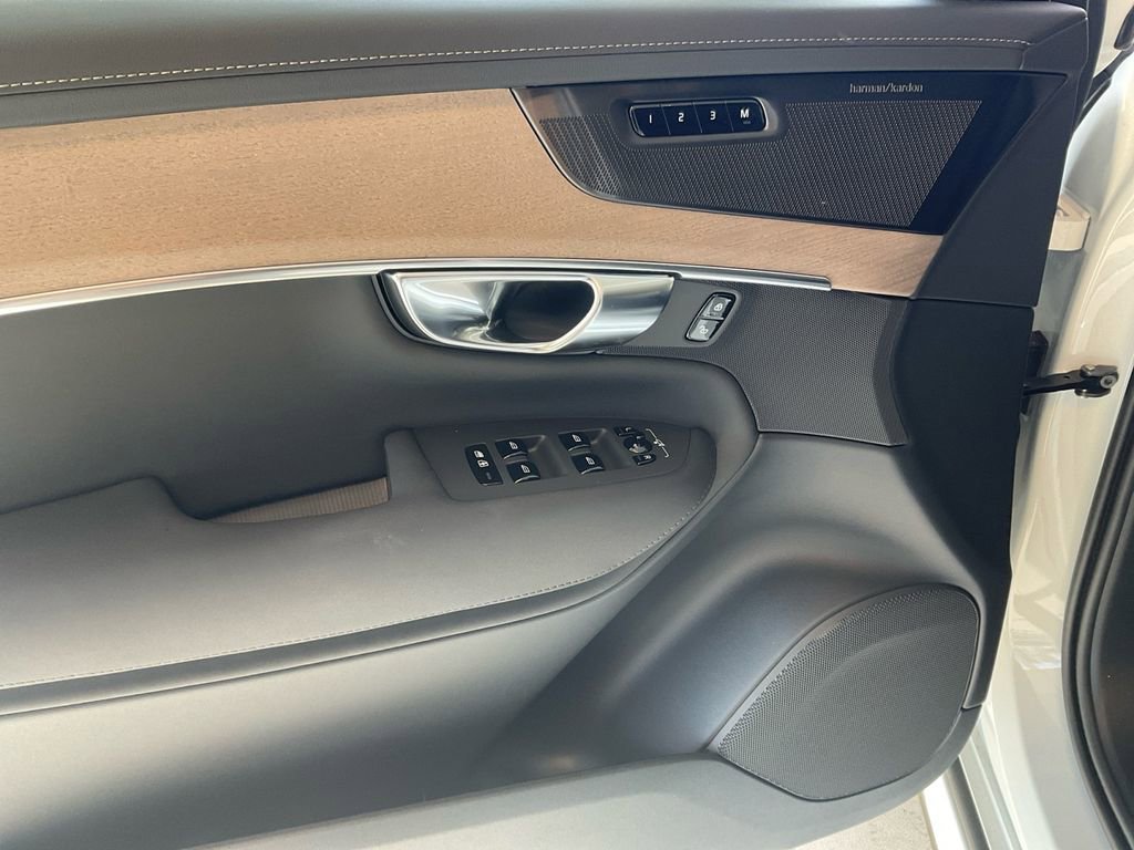 New 2025 Volvo XC90 T8 Plus w/ Protection Package Premier image 19