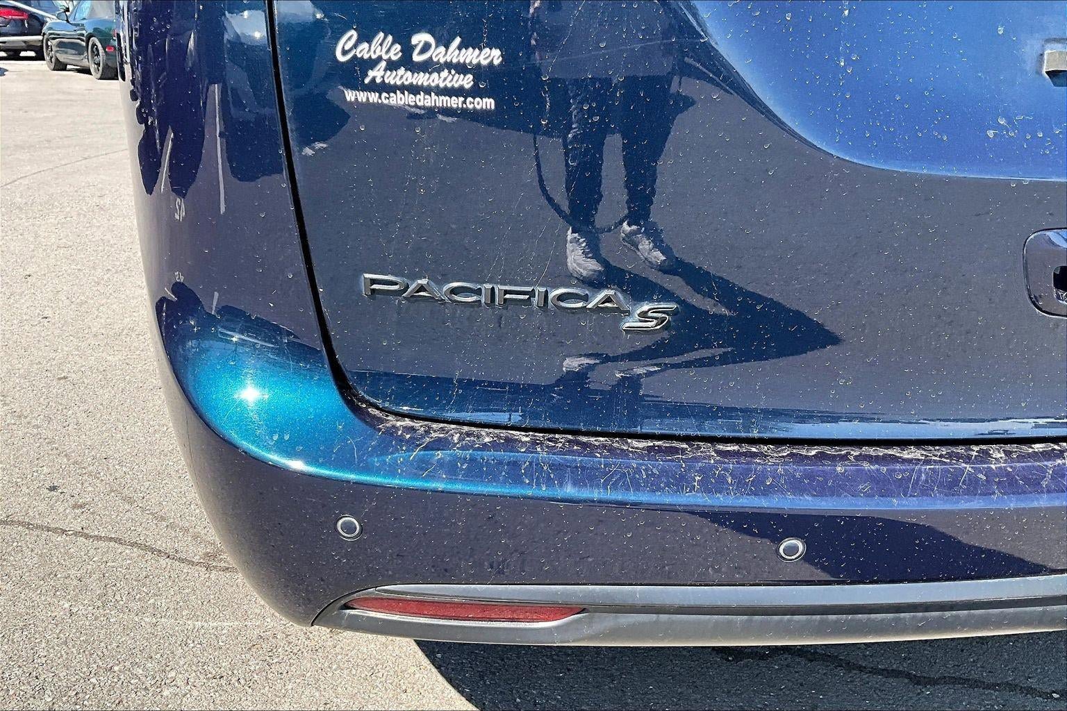 Used 2021 Chrysler Pacifica Touring-L w/ Uconnect Theater Family Group image 24
