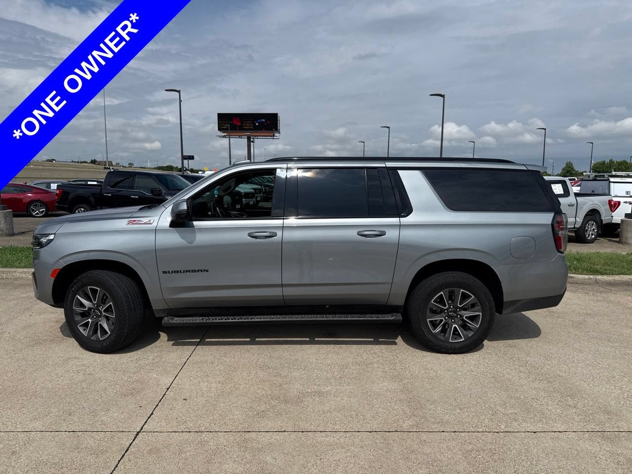 Used 2023 Chevrolet Suburban Z71 w/ Luxury Package AWD/4WD image 3