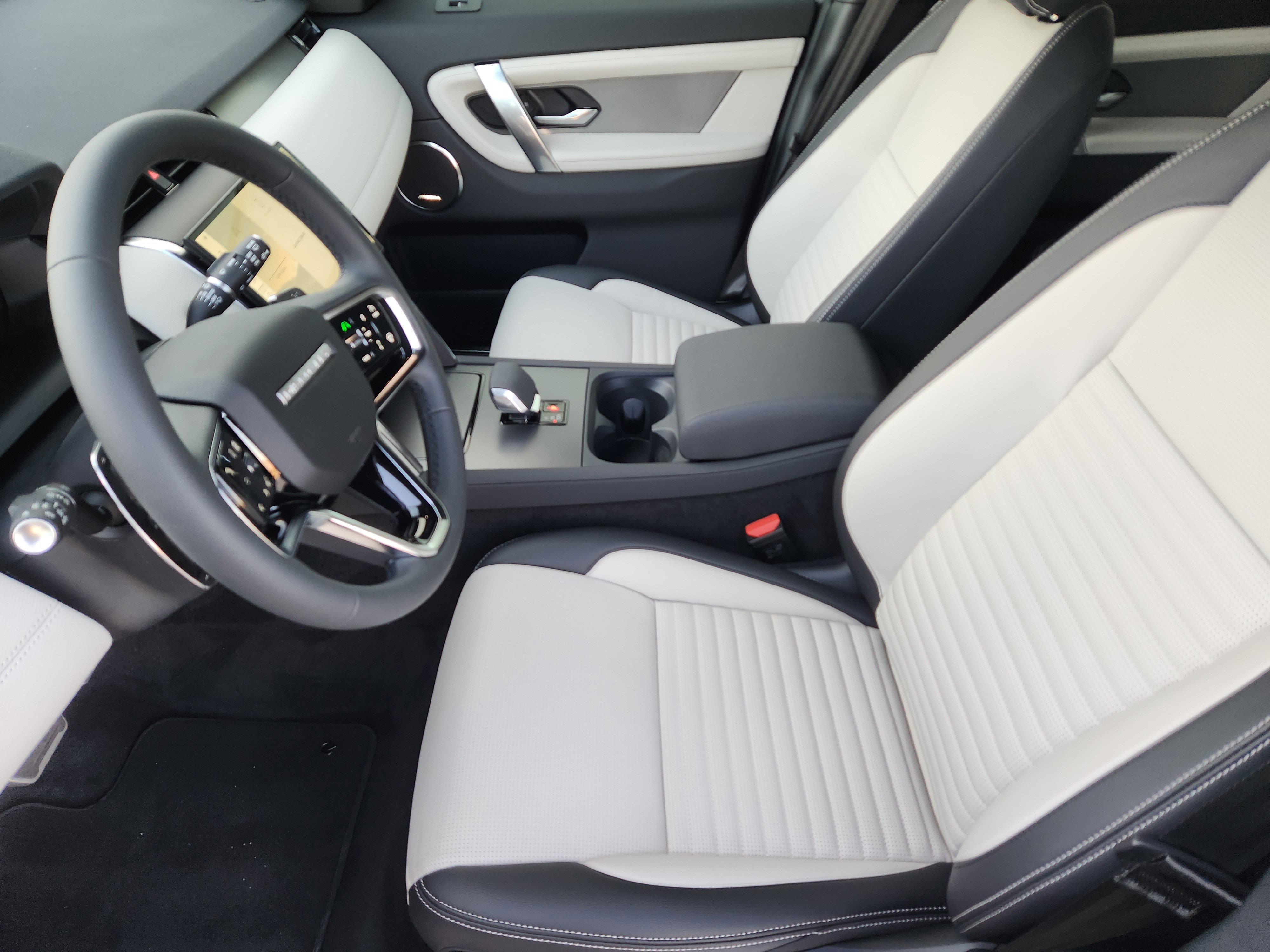 New 2025 Land Rover Discovery Sport Dynamic SE image 13