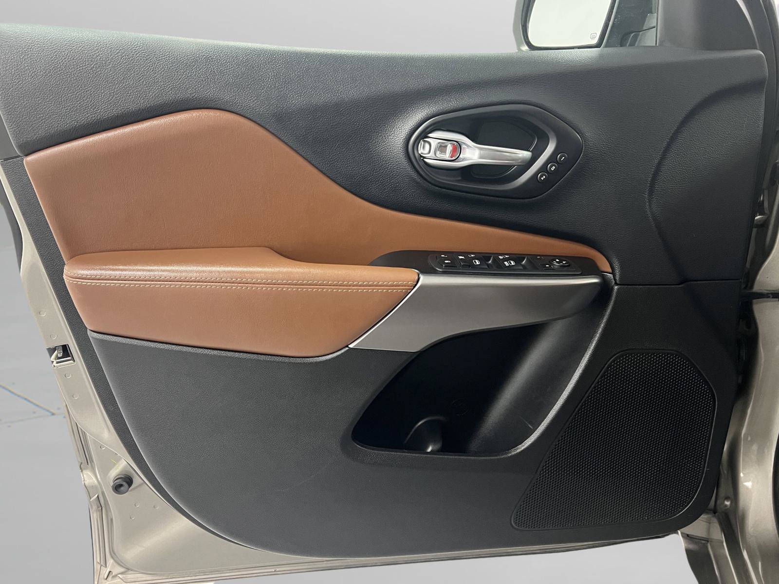 Used 2019 Jeep Cherokee Overland w/ Technology Group FWD image 14