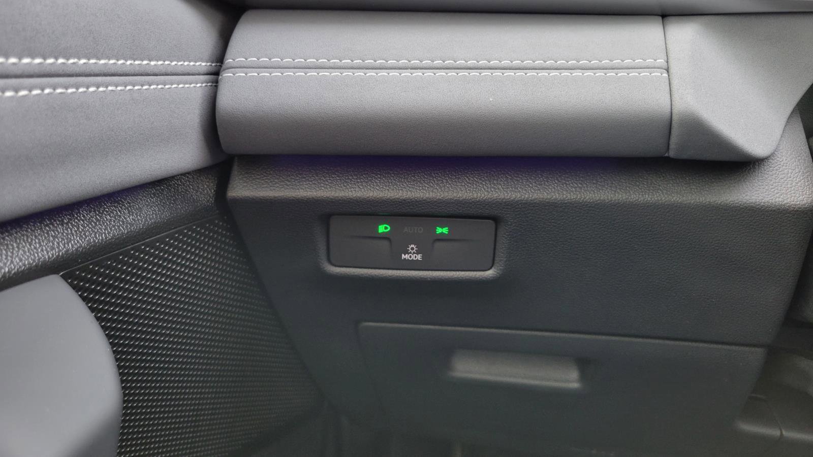 Used 2025 Volkswagen Tiguan SE image 21