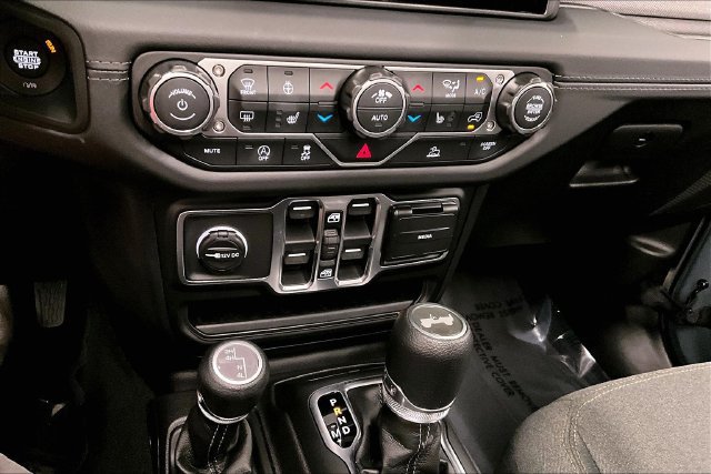 Used 2026 Jeep Wrangler Unlimited Sahara AWD/4WD image 32