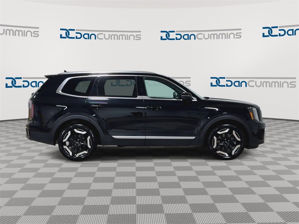 Used 2024 Kia Telluride EX w/ EX Captain's Chair Package image 2