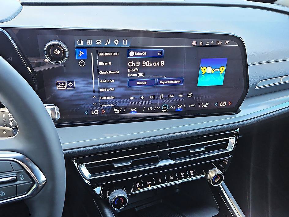 New 2027 Chevrolet Traverse LT w/ Midnight/Sport Edition AWD/4WD image 18