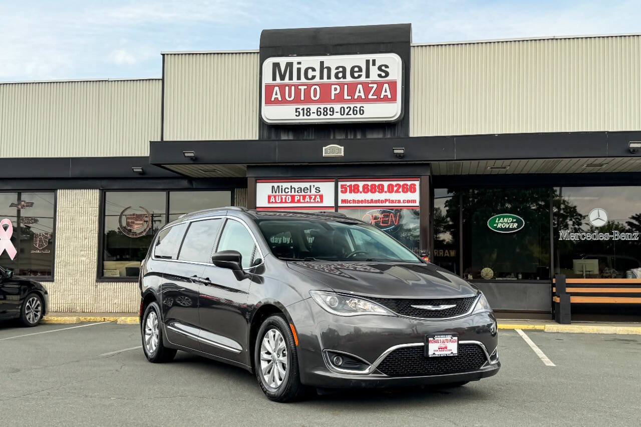 Used 2017 Chrysler Pacifica Touring-L FWD image 2