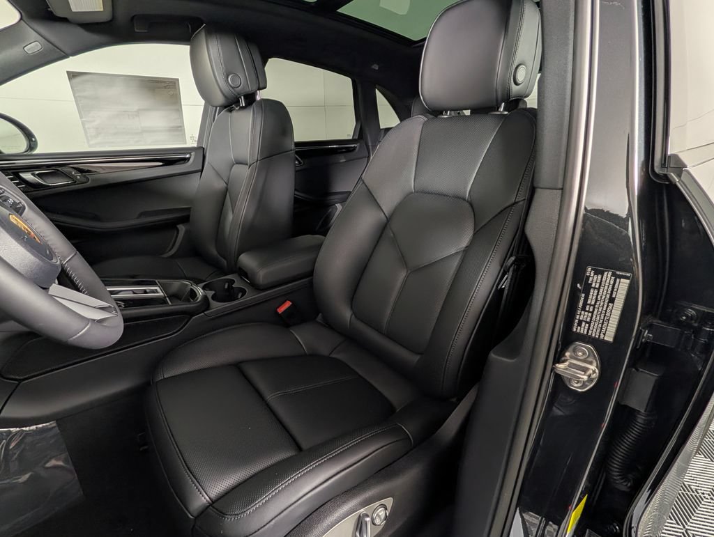 Certified 2026 Porsche Macan AWD/4WD image 5