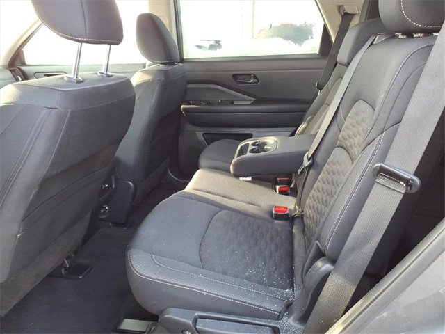 Used 2024 Nissan Pathfinder SV image 11