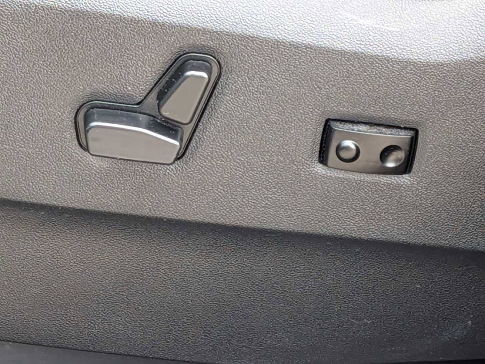 Used 2016 Dodge Grand Caravan SXT FWD image 16