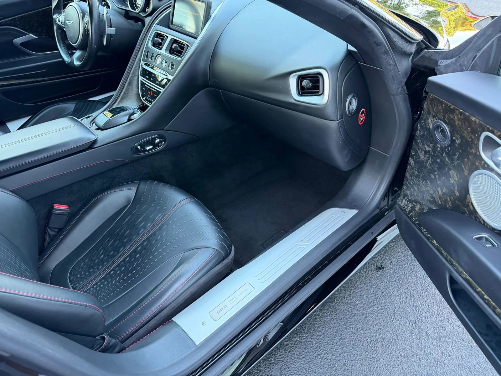 Used 2018 Aston Martin DB11 V12 RWD image 24