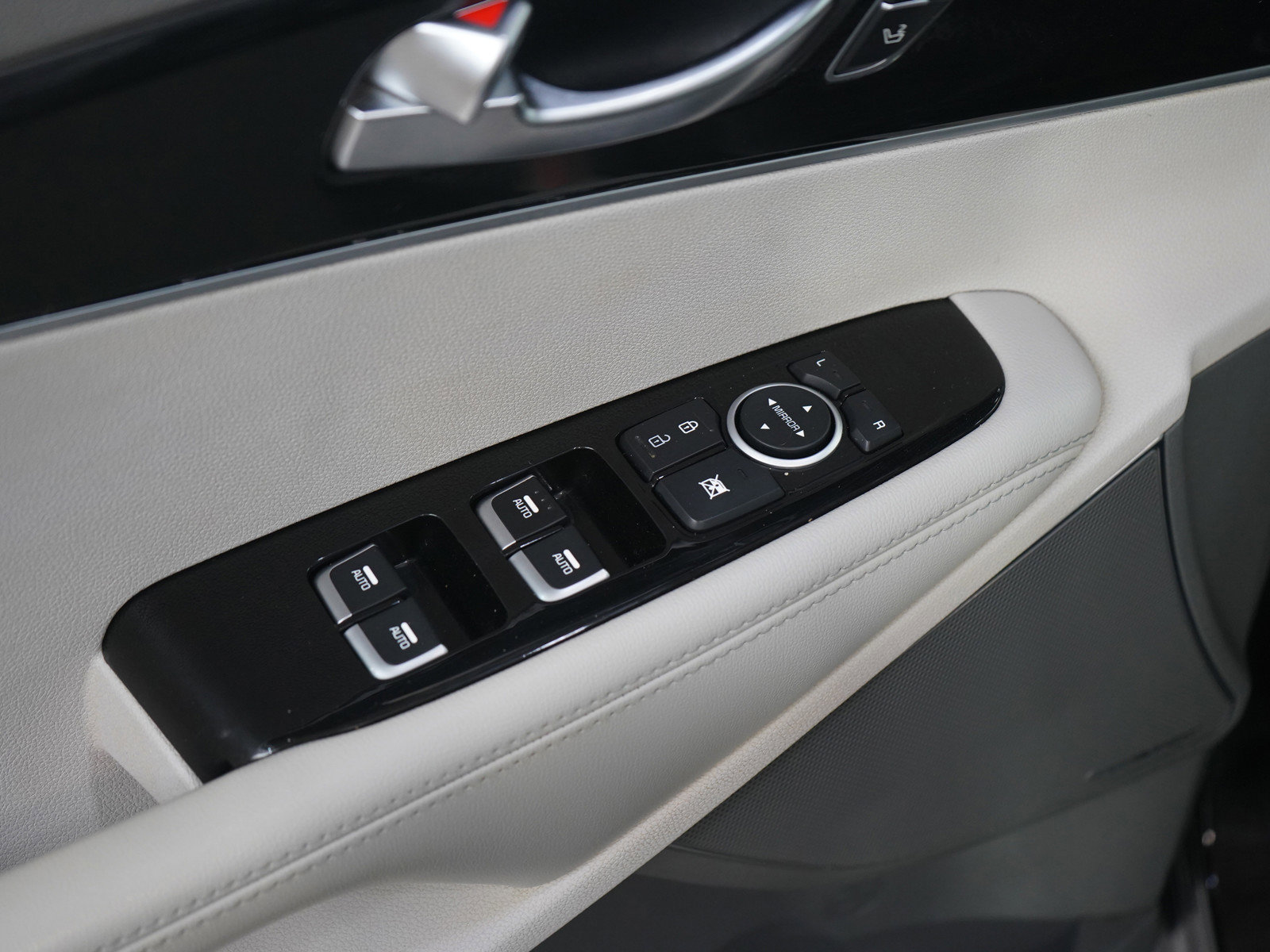 Used 2019 Kia Sorento SX image 18