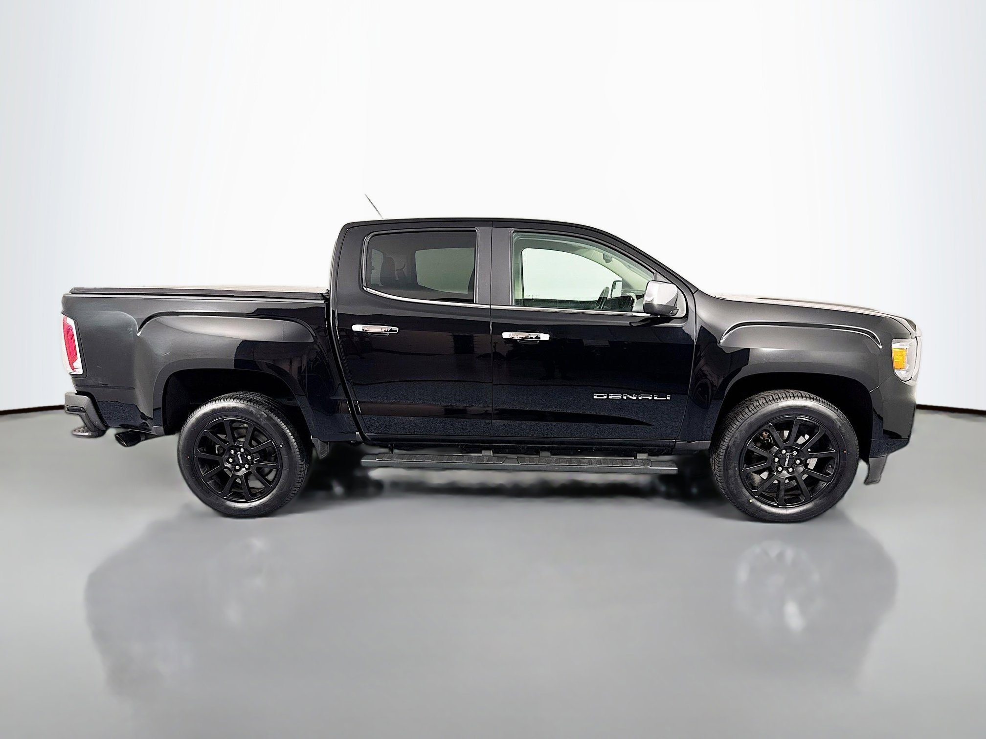 Used 2022 GMC Canyon Denali w/ Denali Black Edition Package image 4