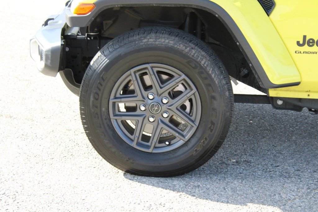 Used 2024 Jeep Gladiator Sport image 8