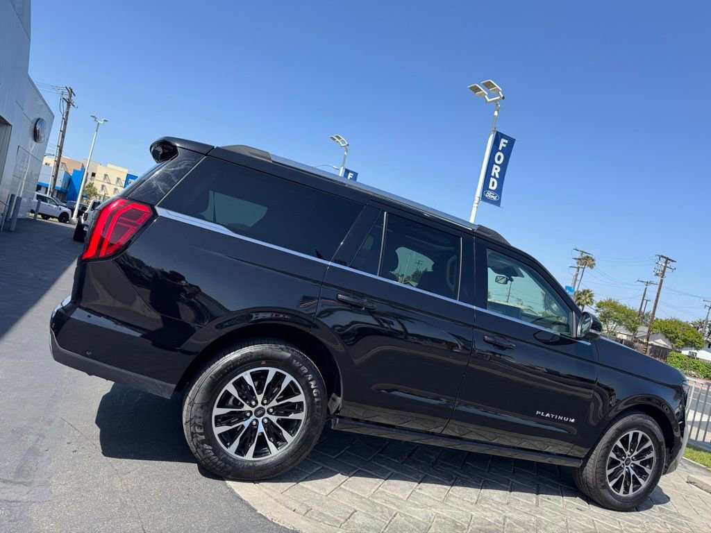 Used 2025 Ford Expedition Platinum AWD/4WD image 2