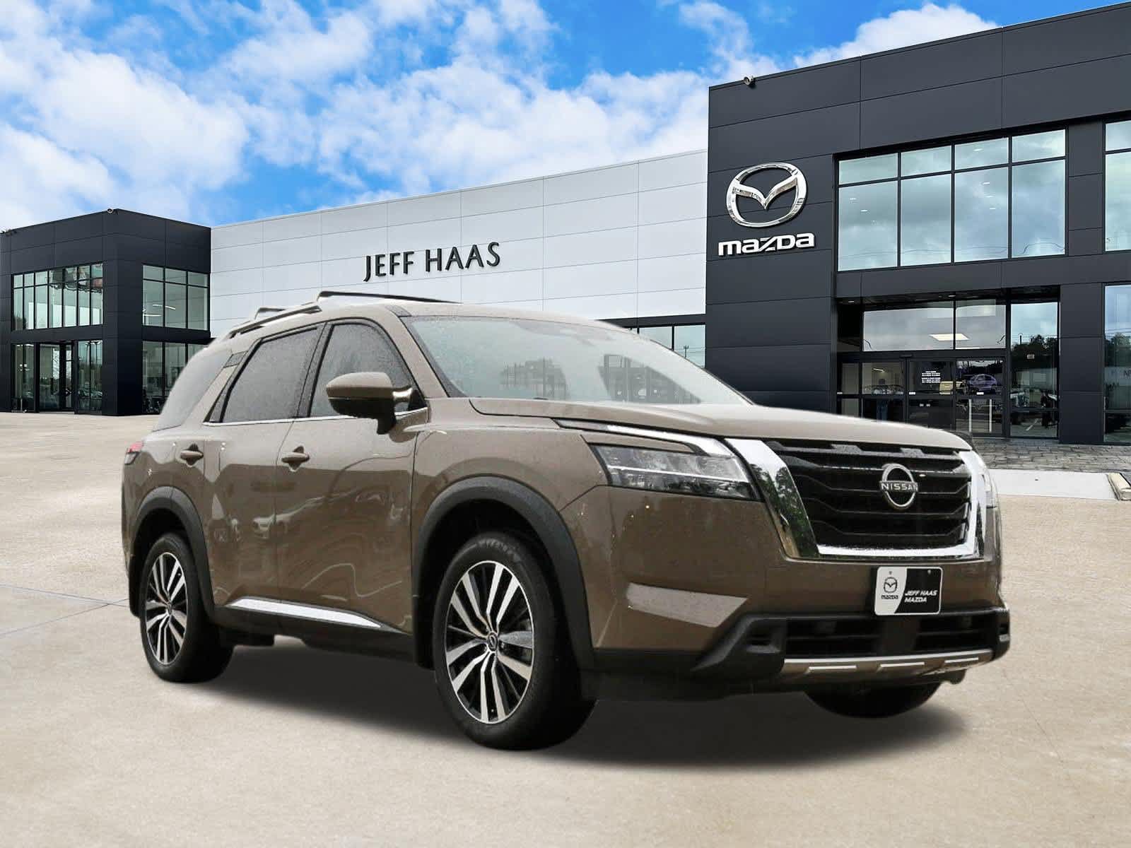 Used 2024 Nissan Pathfinder Platinum FWD image 4