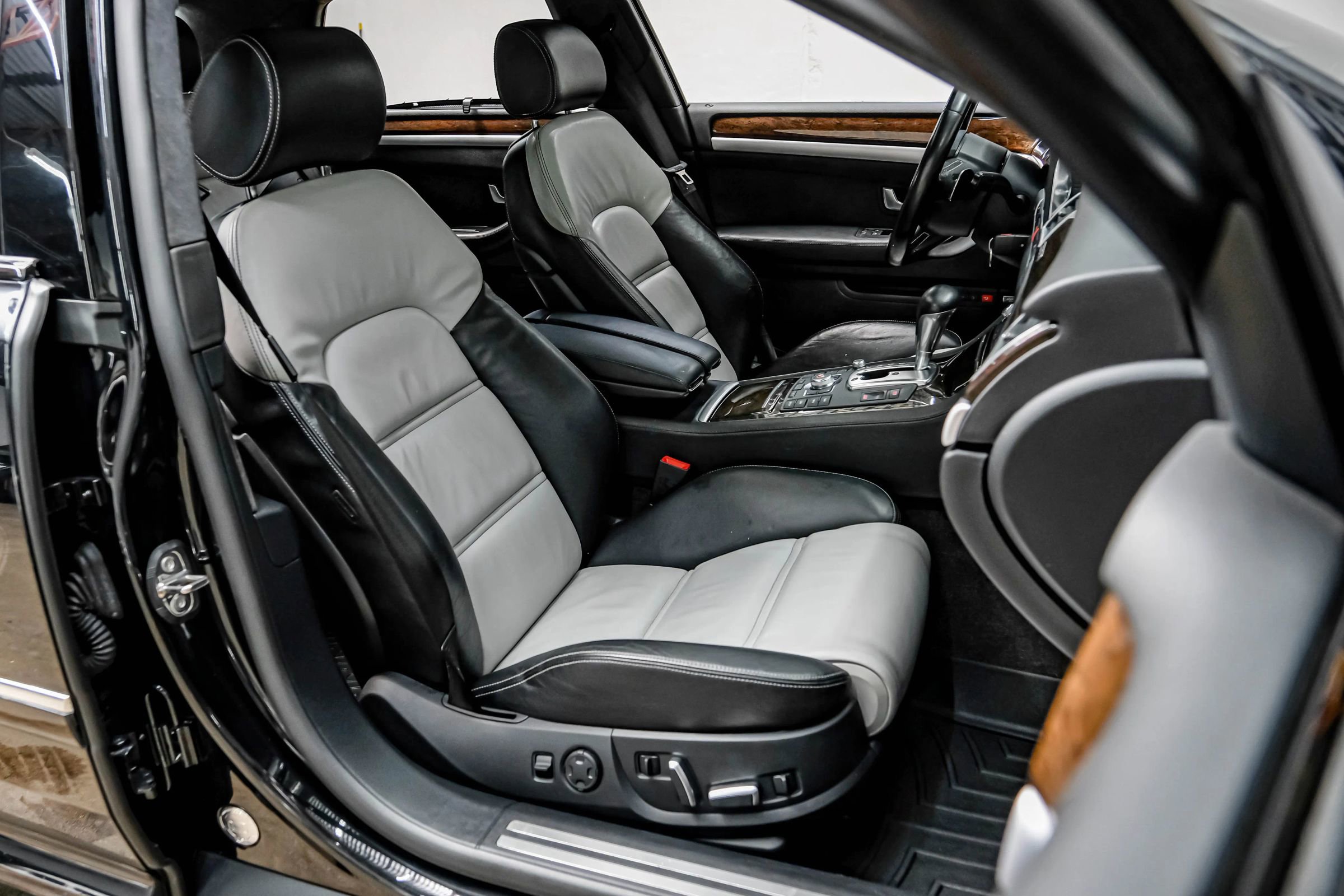 Used 2007 Audi S8 image 35