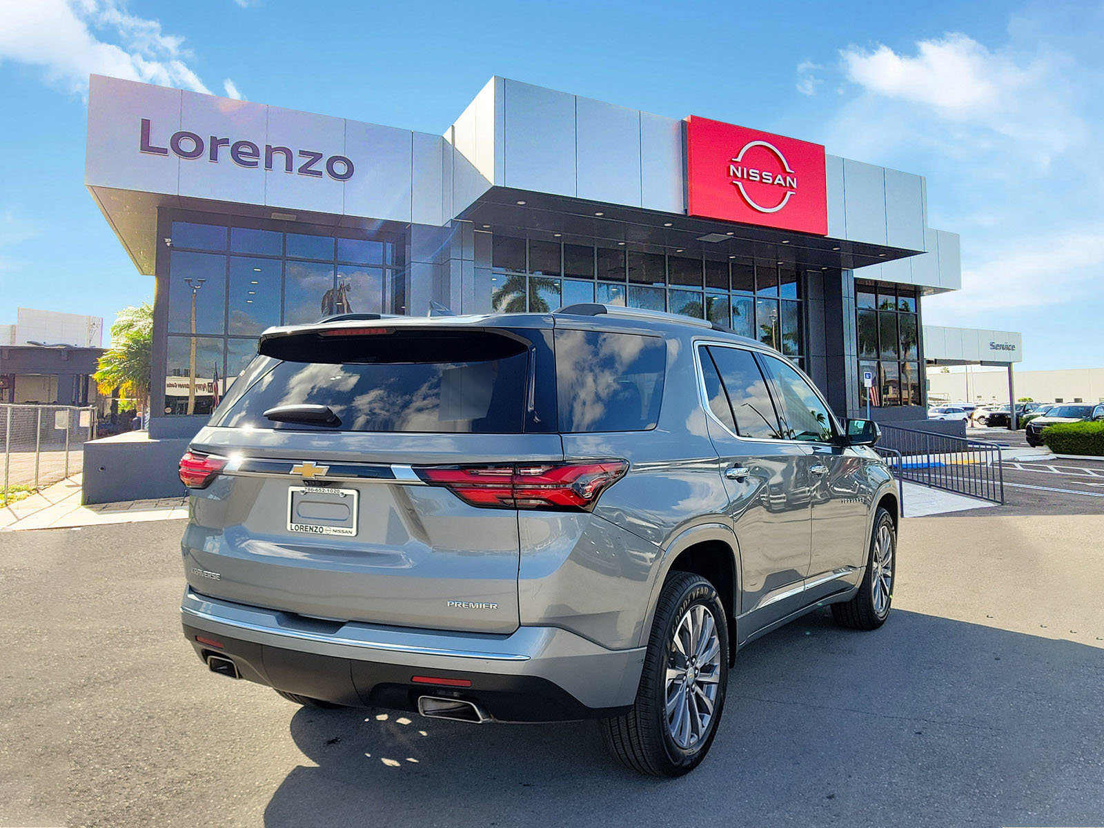 Used 2023 Chevrolet Traverse Premier FWD image 5