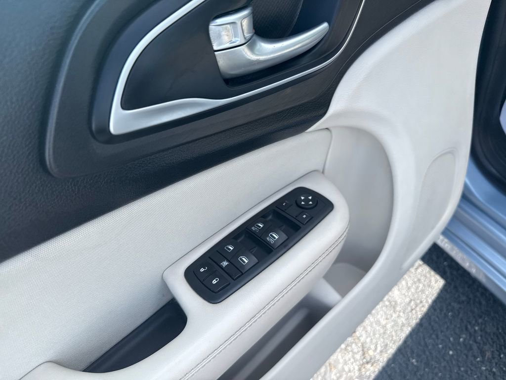 Used 2015 Chrysler 200 Limited FWD image 13