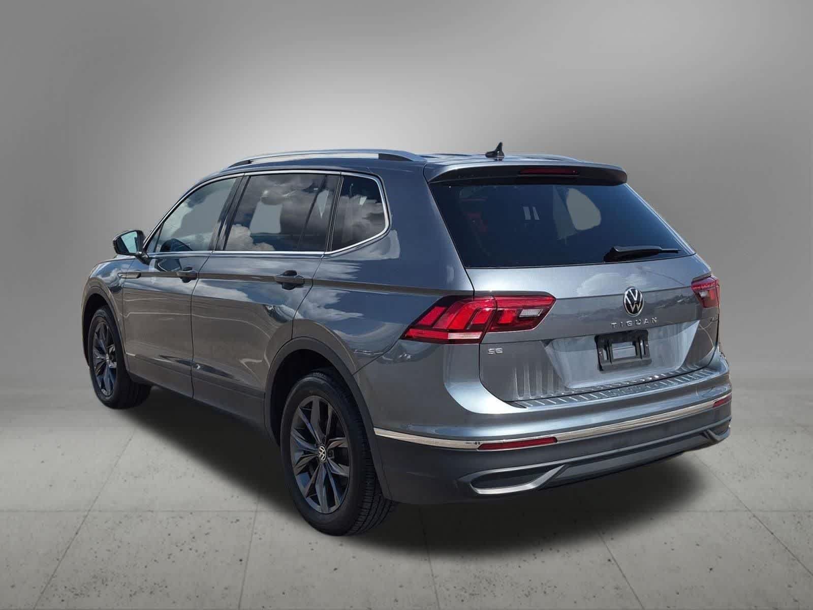 Used 2023 Volkswagen Tiguan SE w/ Panoramic Sunroof Package FWD image 4