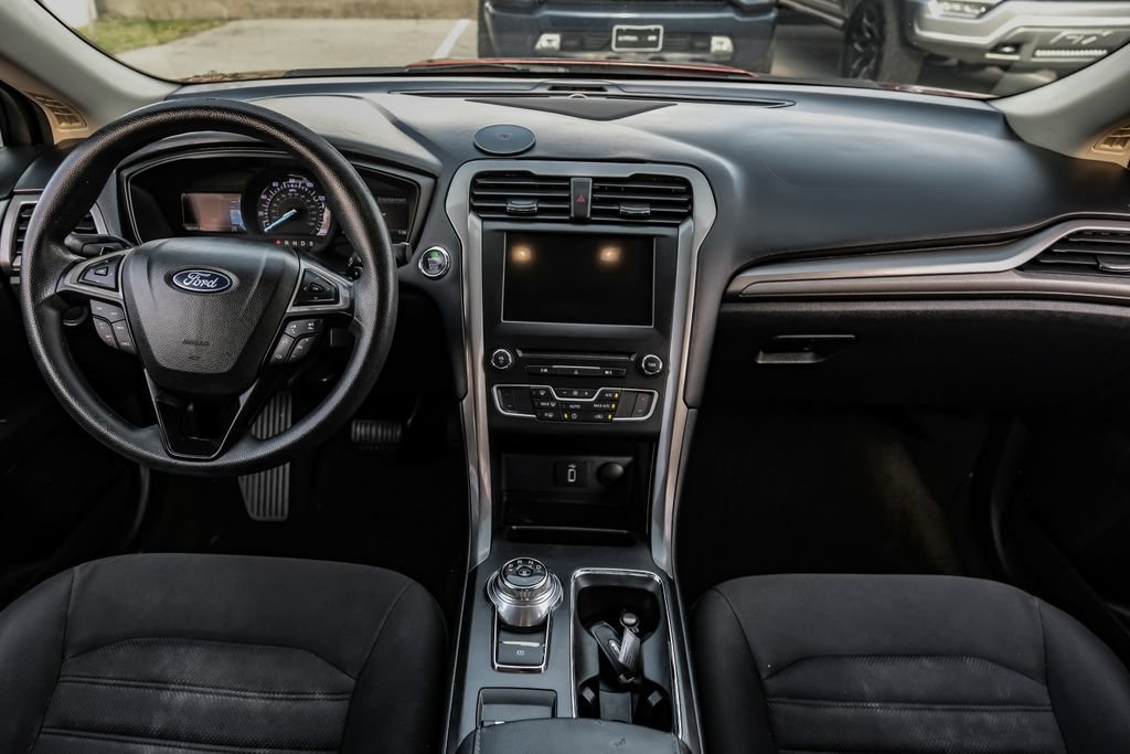 Used 2018 Ford Fusion SE w/ Fusion SE Technology Package FWD image 10