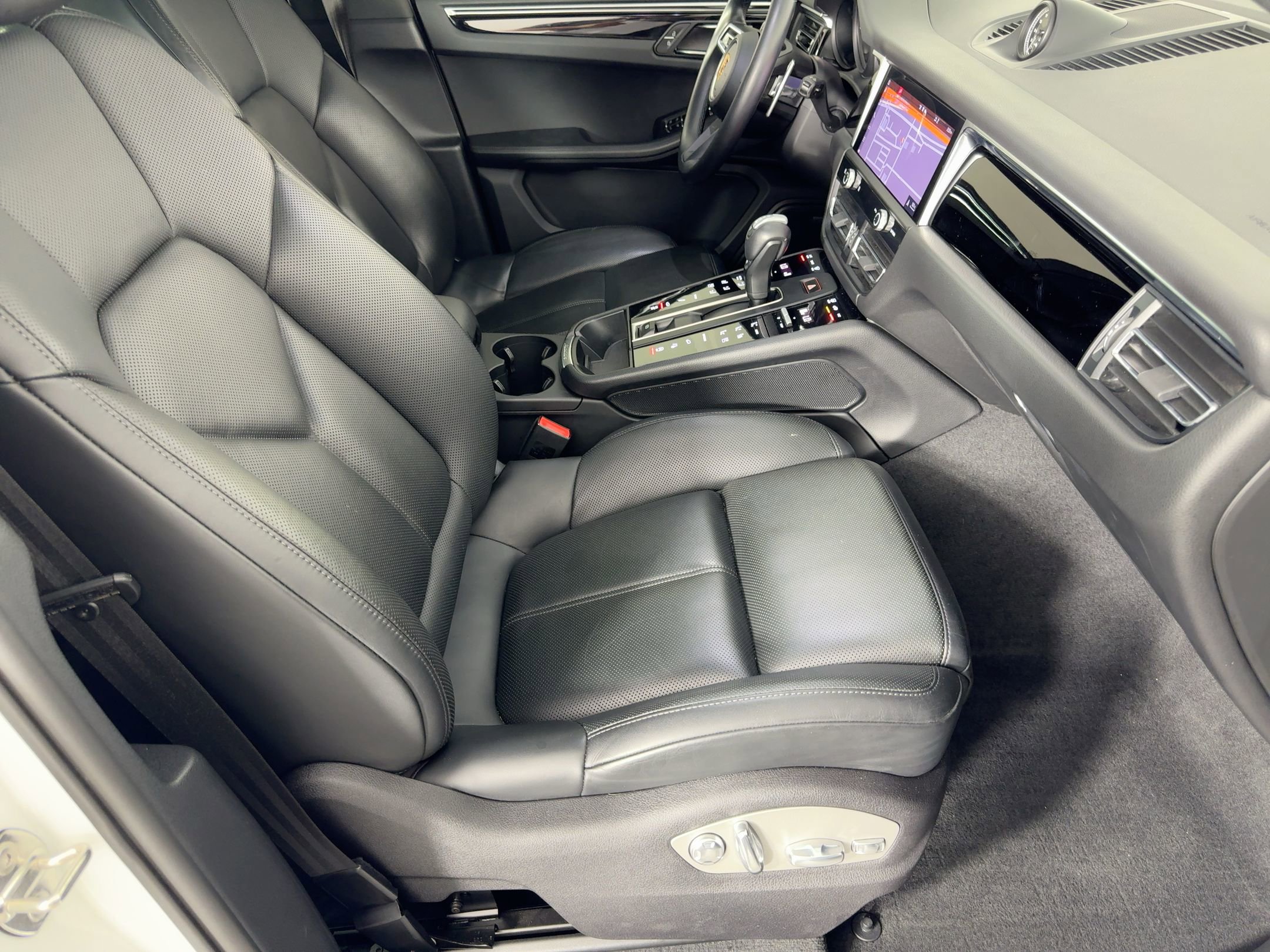 Certified 2024 Porsche Macan image 28